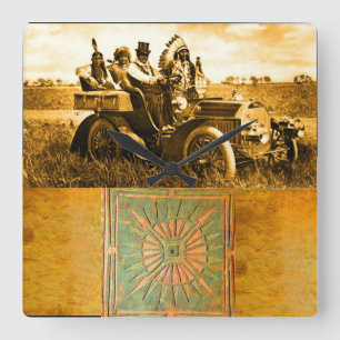 APPARATEN EN GERONIMO DIE EEN MOTORAUTO BESTUDEREN VIERKANTE KLOK