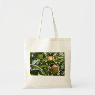 Appelen die rijpen op een appelboom tote bag