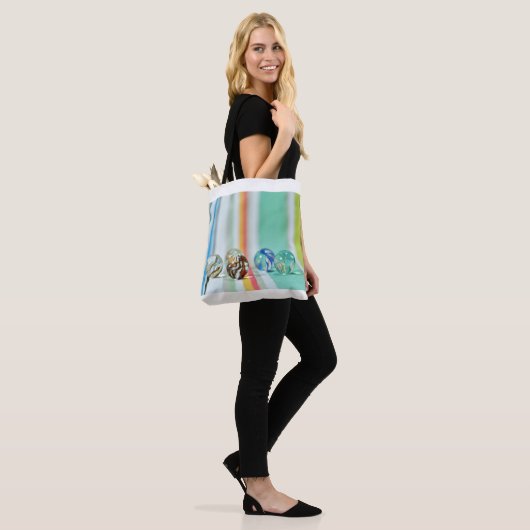 Appelen en marbles met gestreepte achtergrond tote bag (Op model)