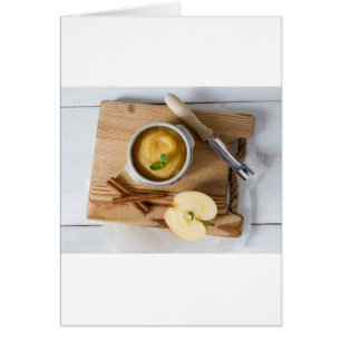 Appelmoes met kaneel in aarden kom