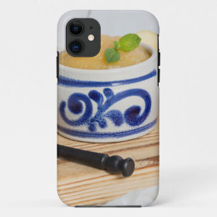 Appelmoes met kaneel in een stenen kom iPhone 11 hoesje
