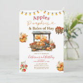 Appels pompoenen en balen van hooi verjaardag herf kaart (Staand voorkant)