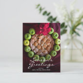 Appeltaart gemaakt om eruit te zien als kerstkrans feestdagenkaart (Staand voorkant)