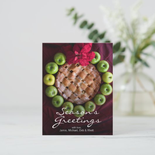 Appeltaart gemaakt om eruit te zien als kerstkrans feestdagenkaart (Staand voorkant)