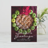 Appeltaart gemaakt om eruit te zien als kerstkrans feestdagenkaart (Staand voorkant)