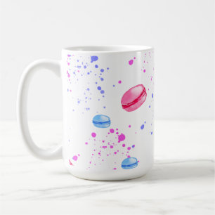 Appetijtelijke macarons in waterverfspatten koffiemok