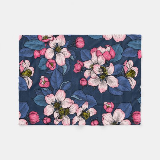 Apple bloesem op een donkerblauw fleece deken (Voorkant (Horizontaal))