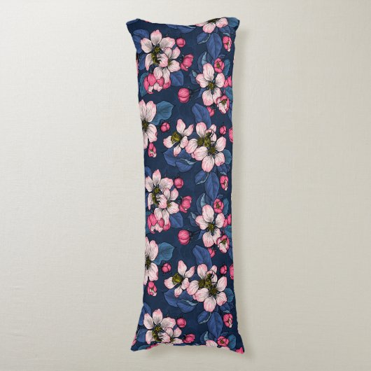 Apple bloesem op een donkerblauw lichaamskussen (Voorkant Verticaal)