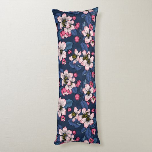 Apple bloesem op een donkerblauw lichaamskussen (Achterkant (Verticaal))