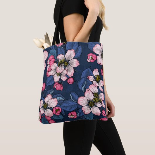 Apple bloesem op een donkerblauw tote bag (Dichtbij)