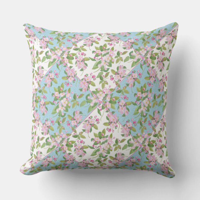 Apple Blossom op Sky Blue en White Faux Patchwork Kussen (Voorkant)