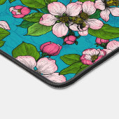 Apple blossom op turquoise bureaumat (Hoek)