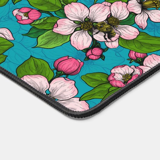 Apple blossom op turquoise bureaumat (Hoek)