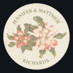 Apple Blossom Wedding | Naam Klassieke ronde Ronde Sticker<br><div class="desc">Deze prachtige appelbloesem-trouwstickers zijn voorzien van een  appelbloesem die op de achtergrond van een ontwateringsdemper wordt getekend,  met de naam van de bruid en de groom in gekromde groene tekst langs de buitenrand.</div>