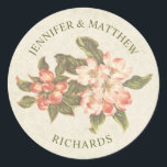 Apple Blossom Wedding | Naam Klassieke ronde Ronde Sticker<br><div class="desc">Deze prachtige appelbloesem-trouwstickers zijn voorzien van een  appelbloesem die op de achtergrond van een ontwateringsdemper wordt getekend,  met de naam van de bruid en de groom in gekromde groene tekst langs de buitenrand.</div>