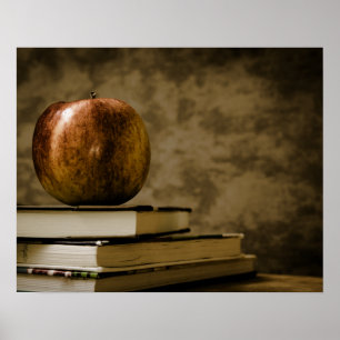 Apple bovenop een Stapel Boeken op een Bureau Poster
