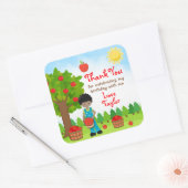 Apple die donkere huidsjongen speelt Birthday Beda Vierkante Sticker (Envelop)