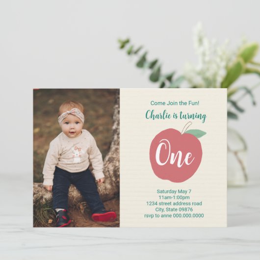 Apple First Birthday Photo Invitation Kaart (Staand voorkant)