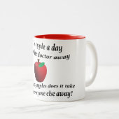 Apple houdt per dag de dokter weg tweekleurige koffiemok (Voorkant rechts)