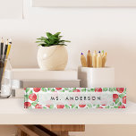 Apple Pattern Personalized Teacher Naambordje<br><div class="desc">Een perfect cadeau voor je favoriete leraar op de feestdagen,  terug naar de schooldag of de dag van de waardering van de leraar. Deze moderne acrylnaamplaat is voorzien van de naam van de leraar,  overtrokken op een patroon van levendige rode waterverf appels.</div>