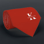 Apple Red Elegant Monogram   Naam | tweeslachtig Stropdas<br><div class="desc">Een elegante tweezijdige stropdas met een gewaagd wit monogram op een Apple Red-achtergrond. Bovenop dit monogram staat je voor- of achternaam in alle hoofdletters. Als u de voorkeur geeft aan een stoutmoediger zoeken naar de persoonlijke naam in de grote letter kunt u het volgende doen: Gebruik de functie aanpassen /...</div>