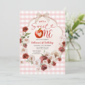 Apple Sweet One Birthday Pink Gingham Herfst Bloem Kaart (Staand voorkant)