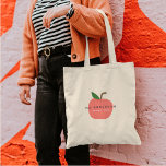 Apple Teacher | Moderne naam dank u Tote Bag<br><div class="desc">Een eenvoudige, stijlvolle, levendige appel fruit grafisch ontwerp badge in een leuke, trendy, Scandinavische minimalistische stijl in tinten of rood roze en groen die gemakkelijk kan worden gepersonaliseerd met uw leraren naam door het vervangen van "Ms Anderson" en een slogan ter vervanging van "Bedankt" om een echt uniek bedankje voor...</div>