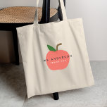 Apple Teacher | Moderne naam dank u Tote Bag<br><div class="desc">Een eenvoudige, stijlvolle, levendige appel fruit grafisch ontwerp badge in een leuke, trendy, Scandinavische minimalistische stijl in tinten of rood roze en groen die gemakkelijk kan worden gepersonaliseerd met uw leraren naam door het vervangen van "Ms Anderson" en een slogan ter vervanging van "Bedankt" om een echt uniek bedankje voor...</div>