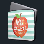 Apple van leraar | Aangepaste naam Laptop Sleeve<br><div class="desc">Een leuk en licht zeevaartgroen gestreept hoesje voor een laptop met een gestileerde appelillustratie. In deze appel staat de naam van je favoriete leraar in een stijllettertype dat in een speelse stijl staat.</div>
