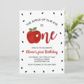 Apple van onze uitnodiging voor de eerste verjaard (Staand voorkant)