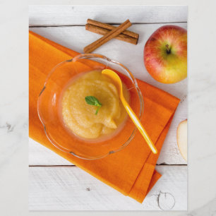 Applesauca met kaneel en oranje lepel