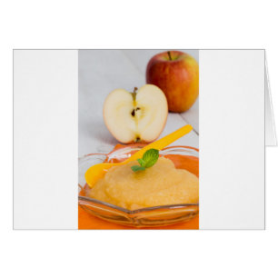 Applesauca met kaneel en oranje lepel