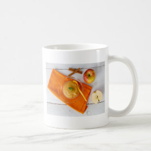 Applesauca met kaneel en oranje lepel koffiemok