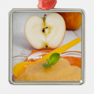Applesauca met kaneel en oranje lepel metalen ornament