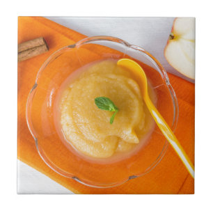 Applesauca met kaneel en oranje lepel tegeltje