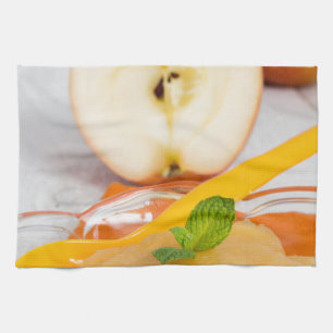 Applesauca met kaneel en oranje lepel theedoek