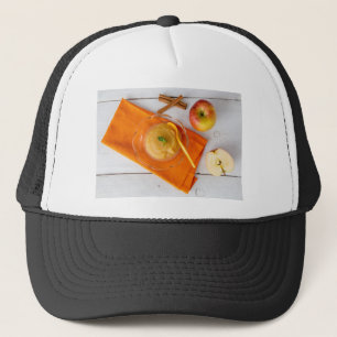 Applesauca met kaneel en oranje lepel trucker pet