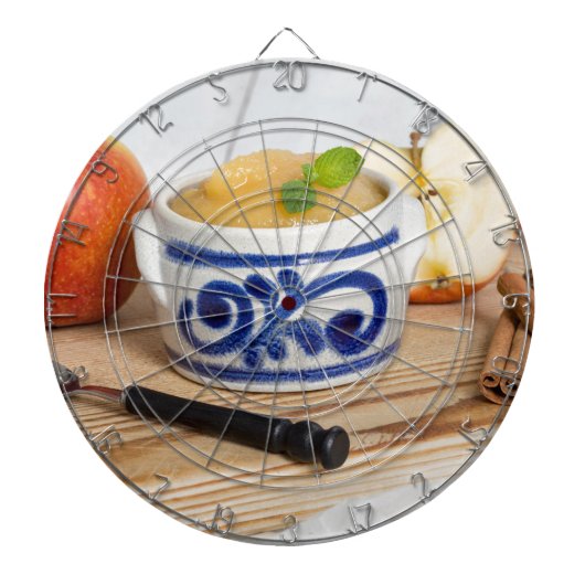 Applesauca met kaneel in steenhouwerskom dartbord (Voorkant)