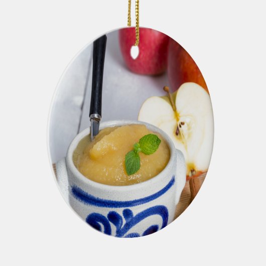 Applesauca met kaneel in steenhouwerskom keramisch ornament (Rechts)