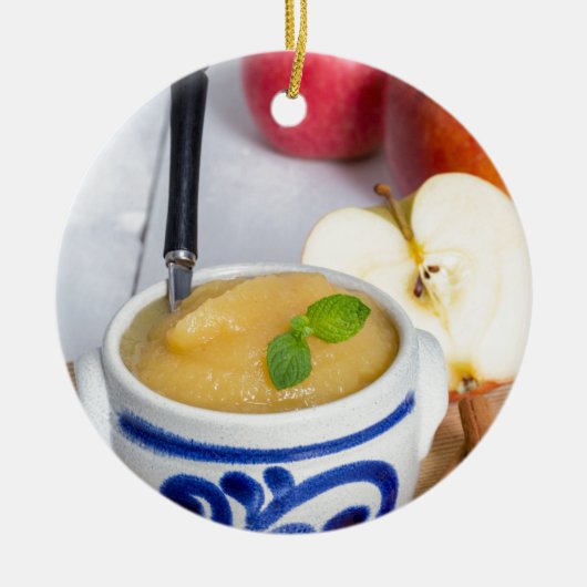 Applesauca met kaneel in steenhouwerskom keramisch ornament (Voorkant)