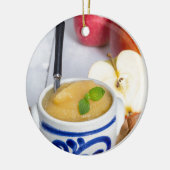 Applesauca met kaneel in steenhouwerskom keramisch ornament (Links)