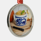 Applesauca met kaneel in steenhouwerskom metalen ornament (Rechts)