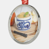 Applesauca met kaneel in steenhouwerskom metalen ornament (Links)