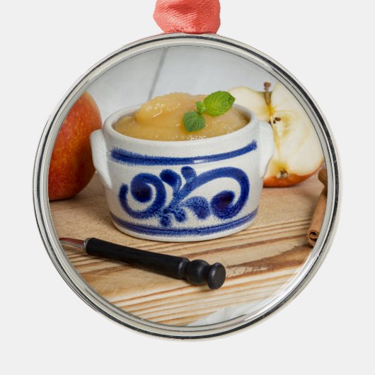 Applesauca met kaneel in steenhouwerskom metalen ornament (Voorkant)