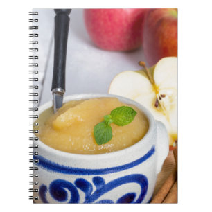 Applesauca met kaneel in steenhouwerskom notitieboek