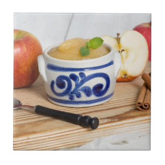 Applesauca met kaneel in steenhouwerskom tegeltje