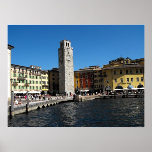 Apponale Tower en haven in Riva del Garda. Poster (Voorkant)