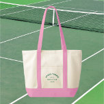 Après Tennis Social Club Green Crest Roze Handvat Tote Bag<br><div class="desc">Après Tennis Social Club Green Crest, roze bandje, tennis canvas tas. Personaliseer met het jaar en de locatie. Perfect voor het dragen van uw tennis essentials, als een geschenk voor een tennisliefhebber of als geschenk tassen voor een tennis thema bachelor of vrijgezellenfeest. Ontworpen om te voldoen aan ons Après Tennis...</div>