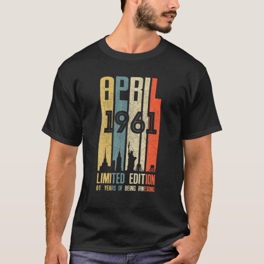 April 1961 61 Birthday 61 Year Old 1961 Birthday V T-shirt (Voorkant)