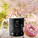 April Daisy en SweetPea Verjaardag Keepsake Koffiemok<br><div class="desc">April heeft eigenlijk twee bloemen in de viering van verjaardagen voor deze maand: madeliefjes en zoete erwten. Dit ontwerp is voorzien van zowel de edelsteen voor april is de diamant, maar witte topaas en heldere kwarts zijn ook inbegrepen. Dit ontwerp is voorzien van alle details in wit op een zwarte...</div>